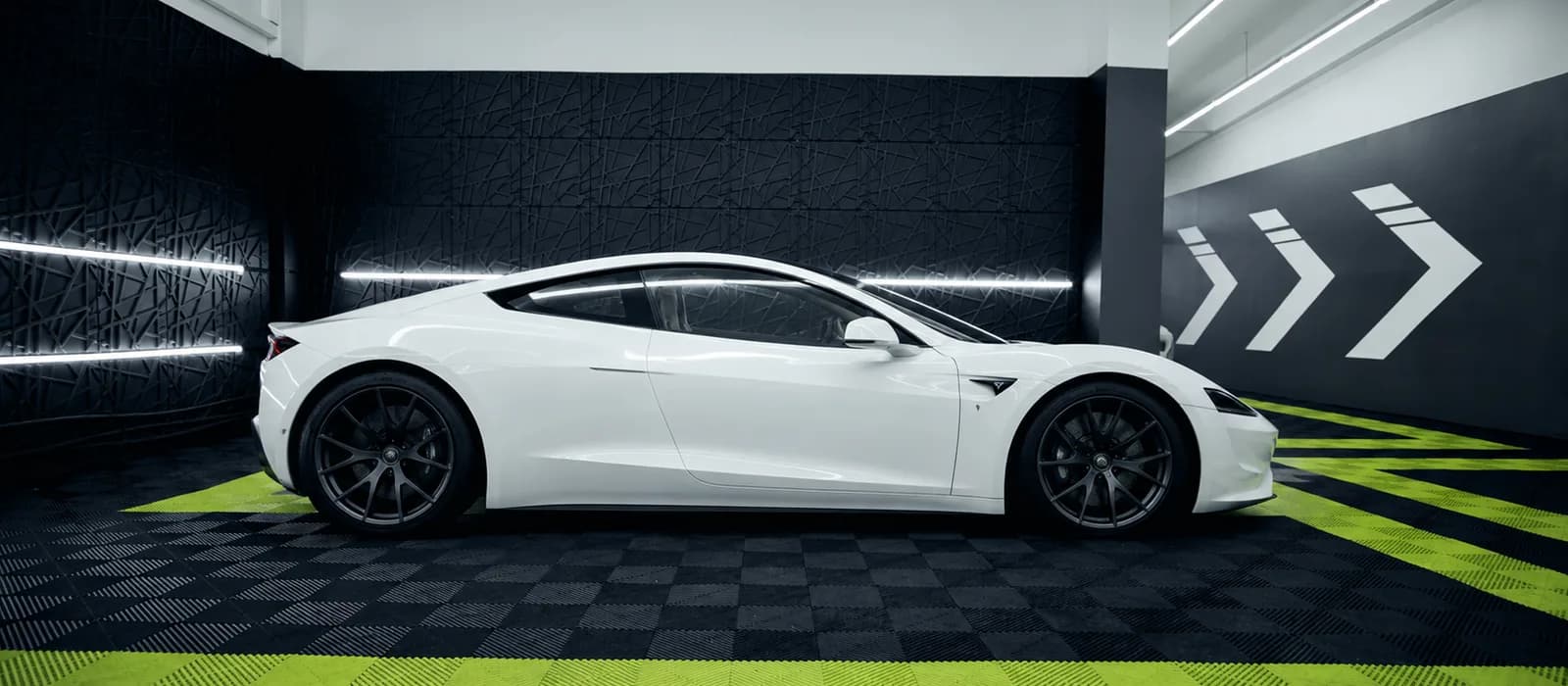 PPF na Tesla i inne auta elektryczne w Warszawie — dlaczego lakier EV potrzebuje ochrony od pierwszego dnia