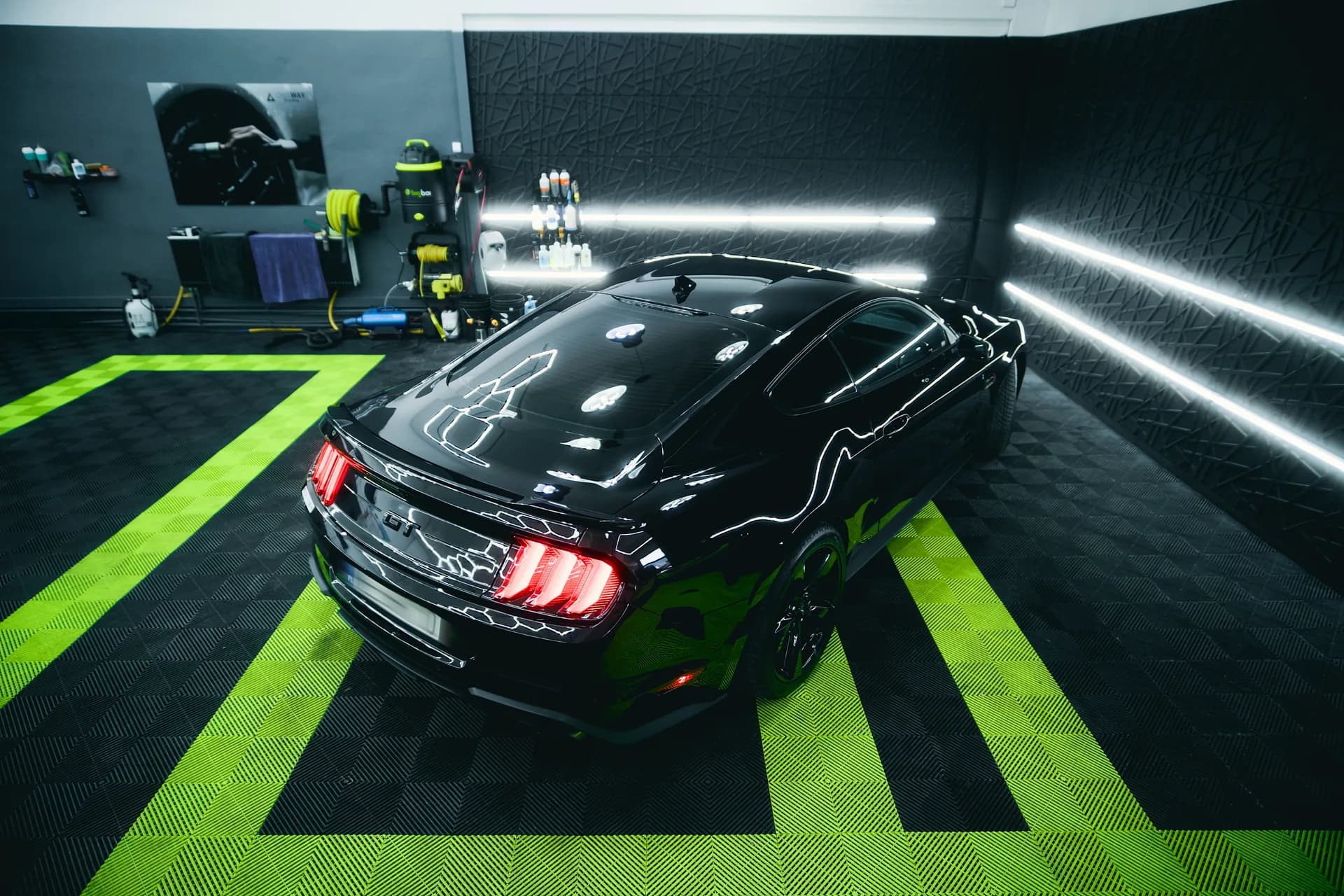 Gallery image 3 of Ford Mustang